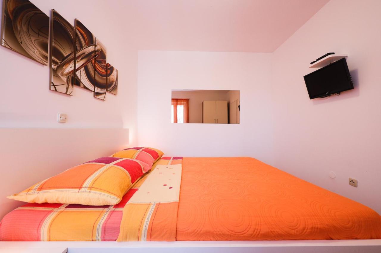 Villa Pino with Pool, Sauna&Jacuzzi Petrcane Esterno foto